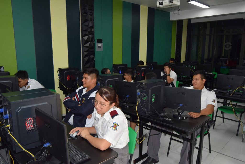 estudiantes en clase de computacion