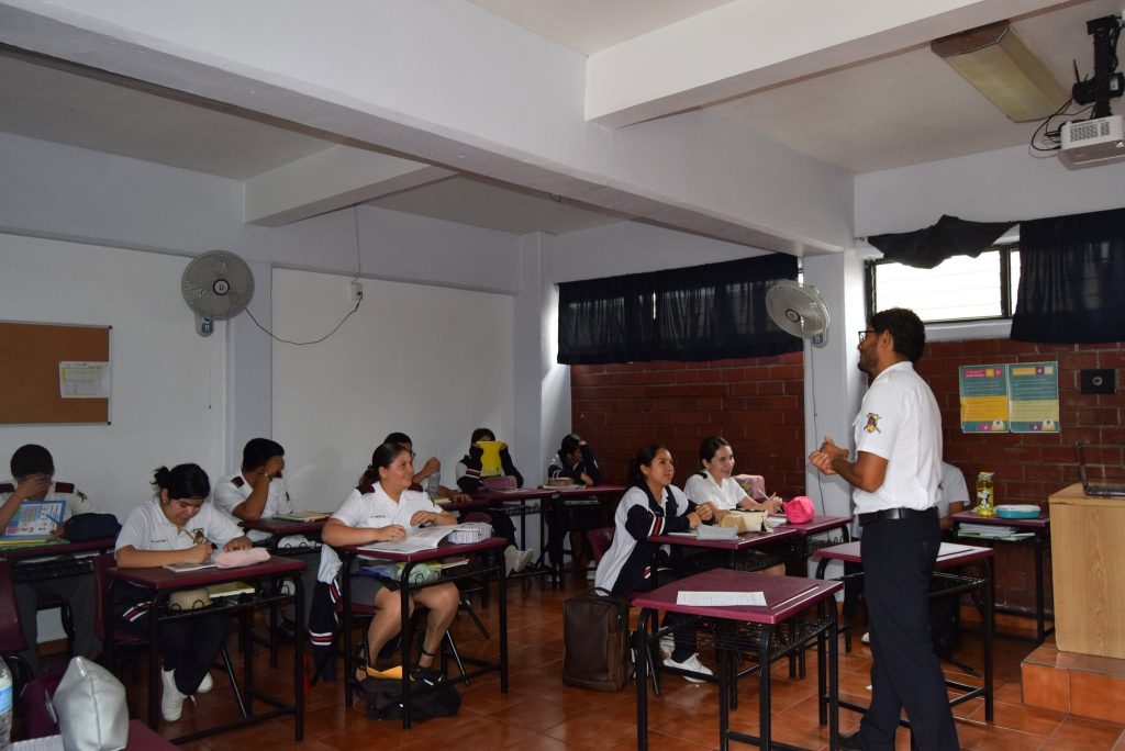 estudiantes clase de ingles