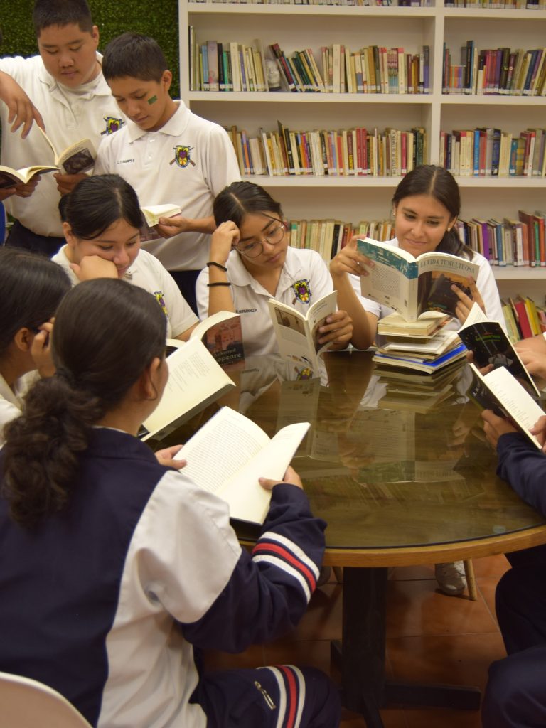 estudiantes en lectura